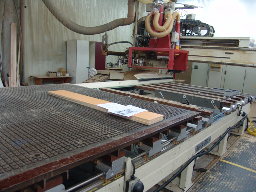 CNC маса с детайл за обработка в завода на ДИБО